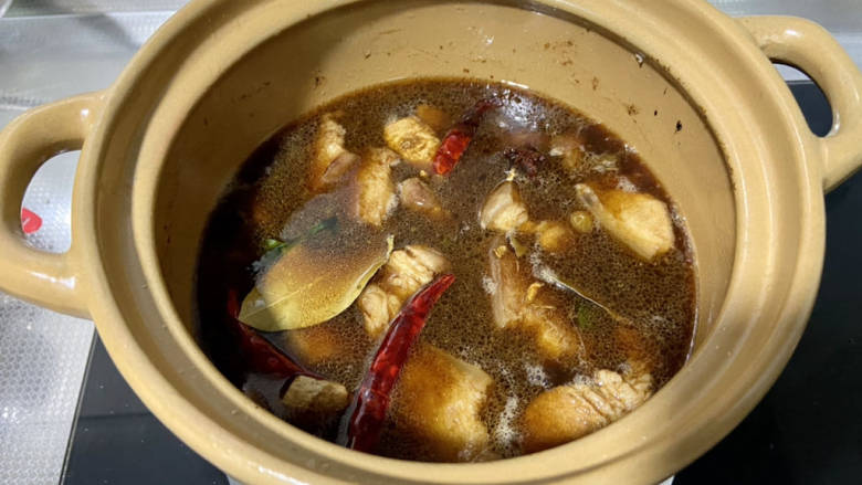五花肉焖莲藕,加入开水,没过五花肉煮开