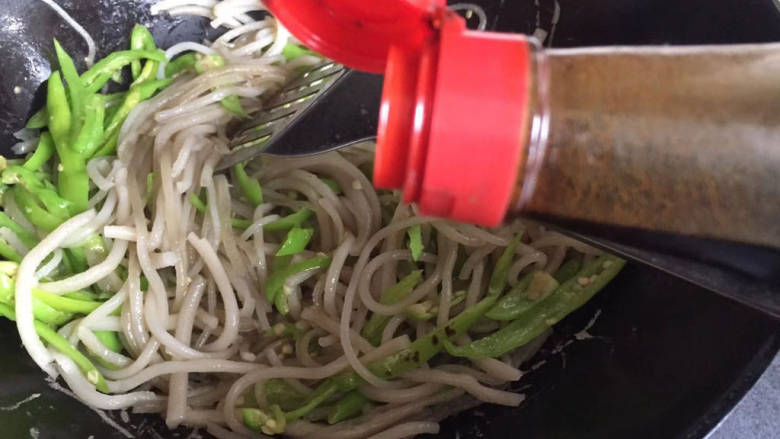 青菜炒粉条,<a style='color:red;display:inline-block;' href='/shicai/ 788'>生抽</a>调味