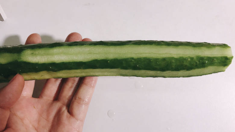 黄瓜炒鱿鱼,黄瓜去皮,留一点青色