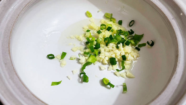 虾米粉丝煲,砂锅倒入适量的食用油烧热,放入葱姜蒜爆香