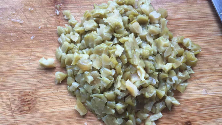 脆瓜炒茄子,脆瓜冲洗干净,切小丁