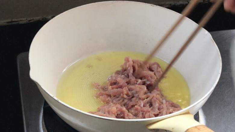 彩椒炒肉丝,油温5成热时放入肉丝,迅速炒散