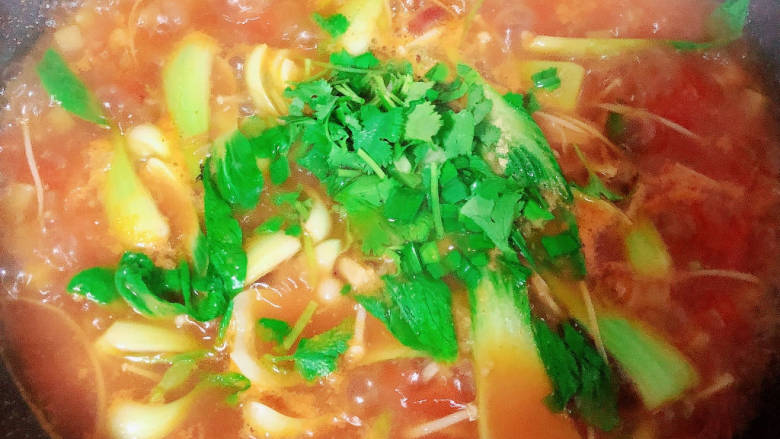 金针菇番茄汤,淋上<a style='color:red;display:inline-block;' href='/shicai/ 847'>香油</a>、撒上蒜末、香菜,搅拌均匀即可出锅了!