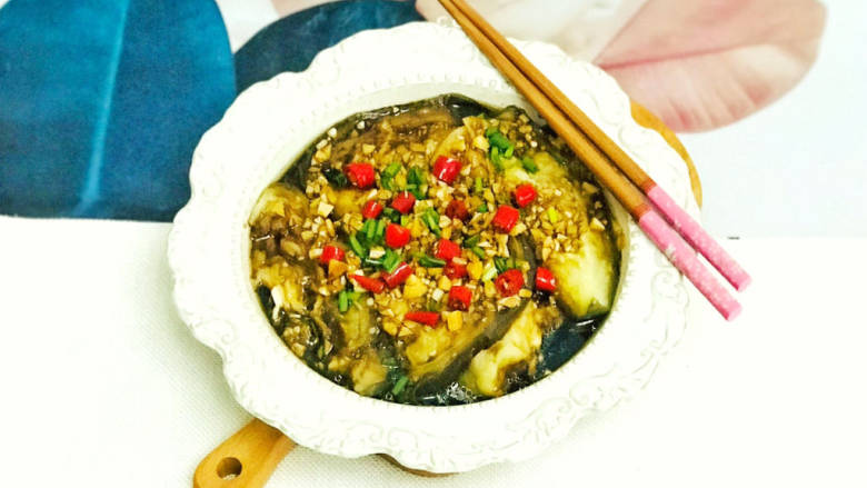 凉拌蒸茄子,撒上葱花装饰,美味的凉拌蒸茄子就做好了