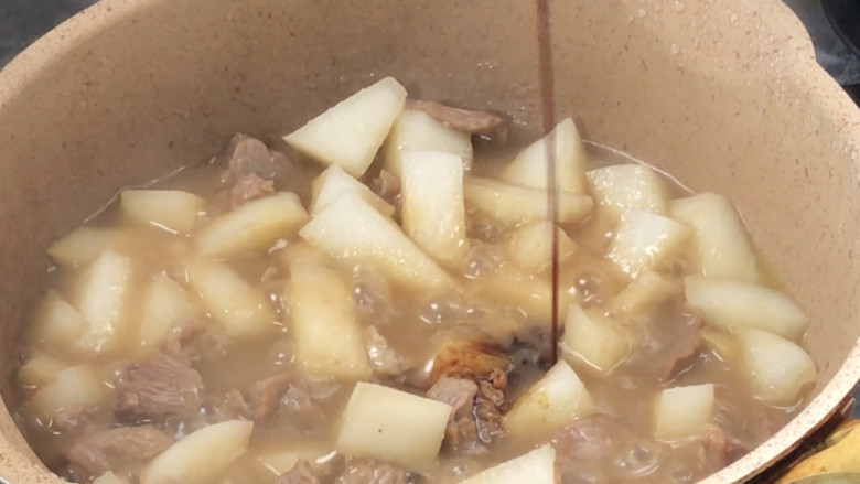 适合小朋友吃的萝卜炖牛肉,约20分钟后,淋入<a style='color:red;display:inline-block;' href='/shicai/ 788'>生抽</a>拌匀