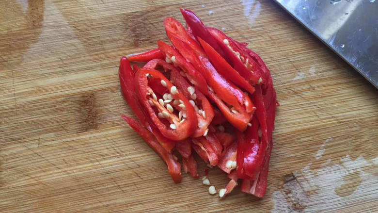 辣炒苦瓜,辣椒切丝