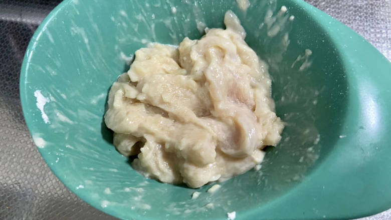 冬瓜瘦肉汤➕冬瓜香菇鸡肉汤,最后加入半汤匙食用油,抓拌均匀腌制10分钟