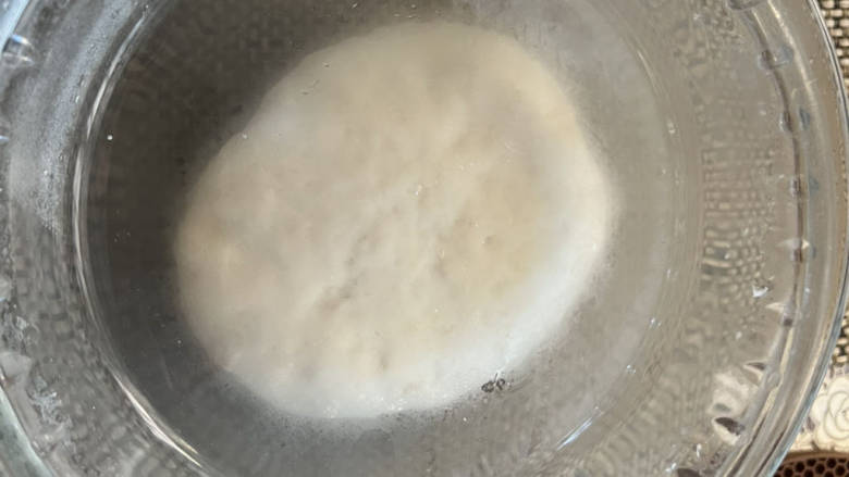素馅饼,40度温水和面,揉成光滑面团静置盆中!