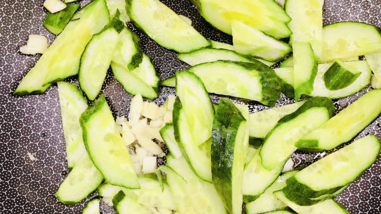 青瓜炒意面,放入青瓜