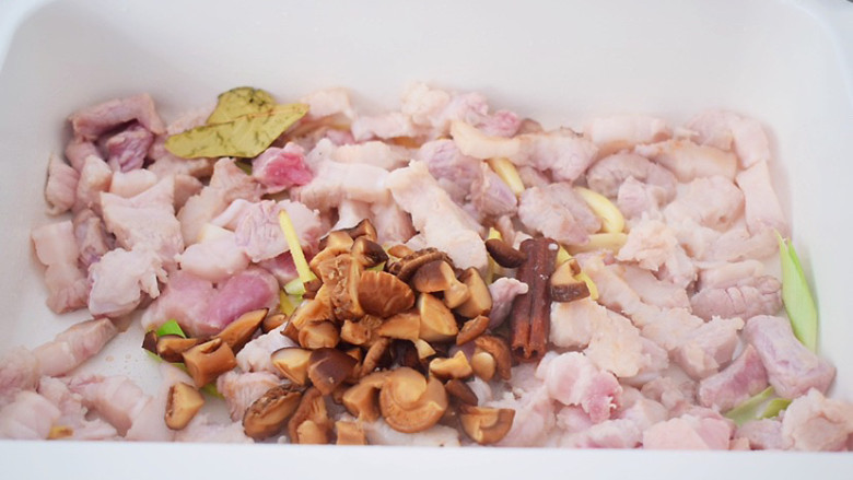 香菇卤肉饭,加入香菇丁,翻炒均匀
