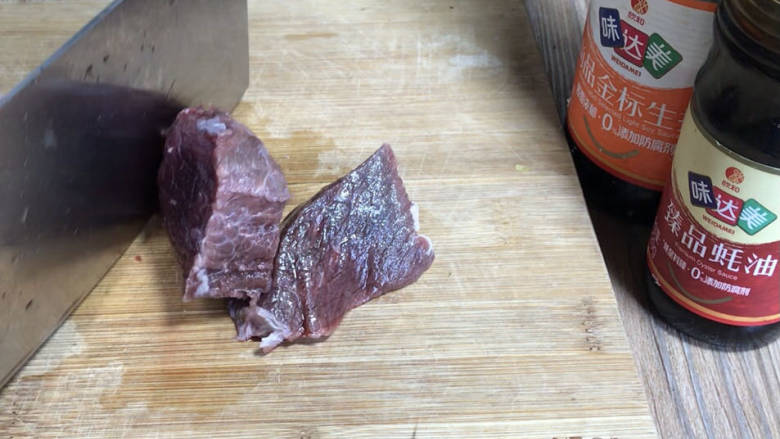 酸辣椒炒牛肉,找出牛肉的纹路,先切成大块,割去筋膜