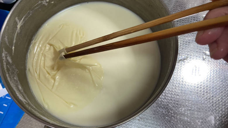 红糖豆腐脑,关火稍微冷却到90度左右,挑去表面油皮