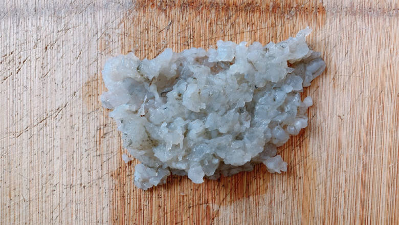 海鲜小馄饨,将虾仁洗净去壳,虾肉剁成泥