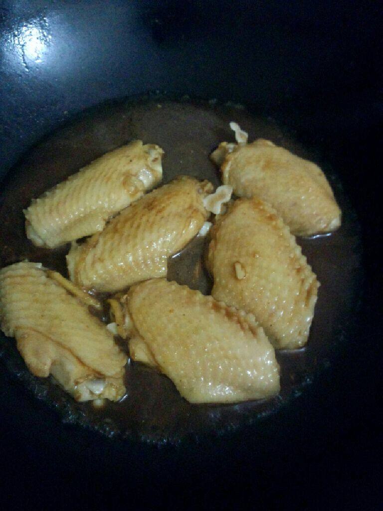 焖鸡翅,在把姜丝放入炒香  加水  盐 <a style='color:red;display:inline-block;' href='/shicai/ 762'>老抽</a> <a style='color:red;display:inline-block;' href='/shicai/ 788'>生抽</a> <a style='color:red;display:inline-block;' href='/shicai/ 720'>胡椒粉</a>