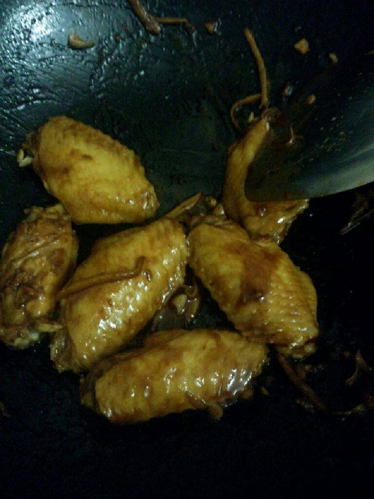 焖鸡翅,焖至汁收干至熟即可关火