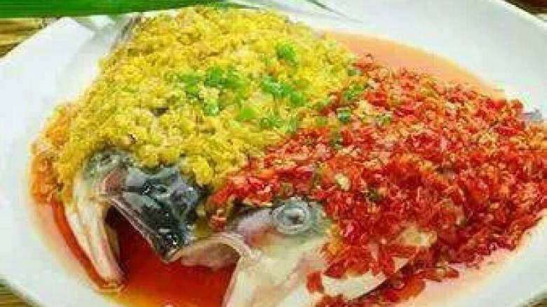 剁椒鱼头,<a style='color:red;display:inline-block;' href='/shicai/ 336'>鱼头</a>过料酒腌制     入锅蒸     青红椒剁碎姜剁碎   过油     浇至摆好盘的<a style='color:red;display:inline-block;' href='/shicai/ 336'>鱼头</a>上便可