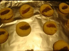 葡萄干蜂蜜蛋黄饼,面糊用圆形裱花嘴在烤盘上挤出圆饼形状,上面压一粒泡好的葡萄干。烤箱预热180度,中层,20分左右
