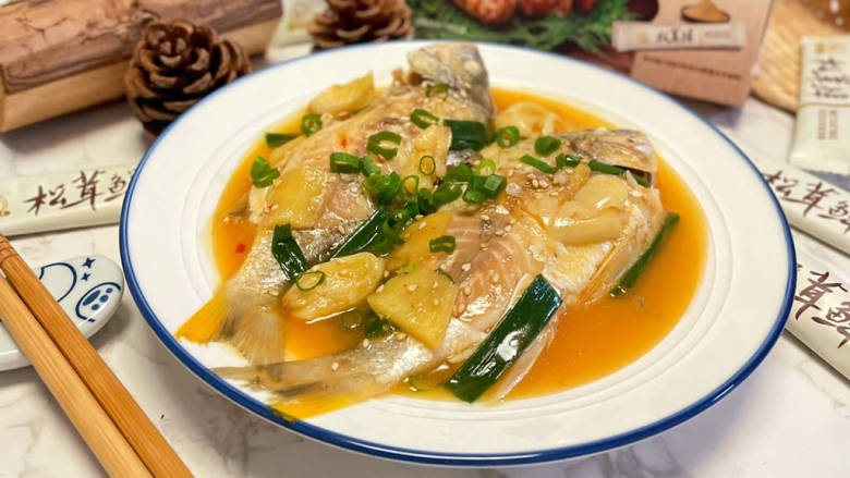酱闷鲫鱼,盛出后再撒点白芝麻,葱花