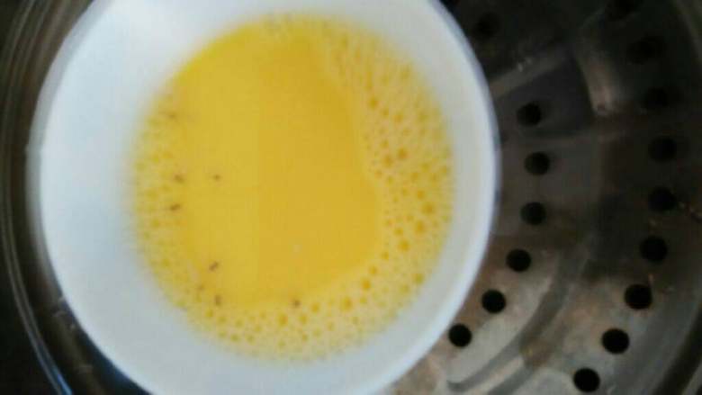 蒸虾皮鸡蛋羹,放入蒸锅蒸5至10分钟即可