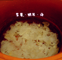 紫薯银耳汤 ,银耳用清水浸泡至变软、完全舒展开来,冲洗掉灰尘等小杂质,再撕成小片