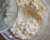 蓝莓Galette ,把冰水倒在中间,稍加搅拌,粘合成块