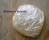 蓝莓Galette ,派皮面团用保鲜膜包好,压成扁圆棋子状的一块,放冰箱冷藏松弛至少半小时