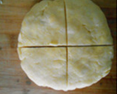 蓝莓Galette ,面团切成4等份,取一块团成球,按扁,擀开约2-3毫米