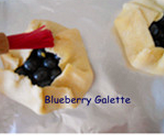 蓝莓Galette ,烤盘里铺锡纸,面皮放在上面,馅料倒在中间,边缘朝里叠成褶子