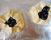 蓝莓Galette ,取出,给面皮刷点水,撒一层砂糖