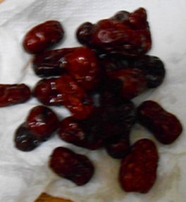 焦枣茶,<a style='color:red;display:inline-block;' href='/shicai/ 2471'>大枣</a>洗净，用厨房纸巾擦干水分