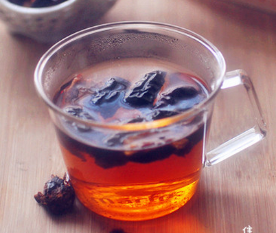 焦枣茶,一次取3——4个焦枣，开水冲泡，即可饮用。可以续杯，直至茶汤和枣香变淡
