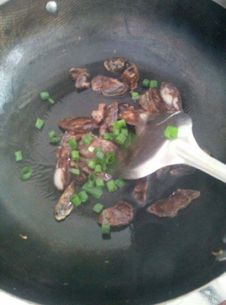 土豆炖香肠,放入切好香肠煸炒