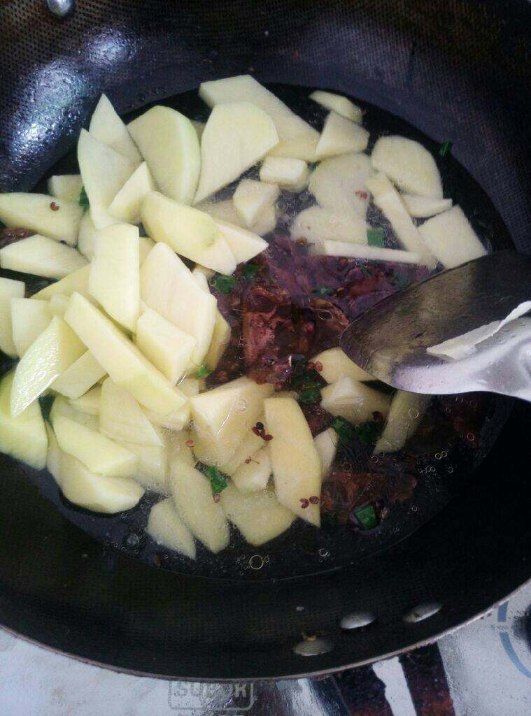 土豆炖香肠,炒至香肠两面金黄，出香味，放入土豆