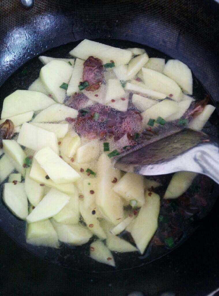 土豆炖香肠,放入适量水，炖煮片刻