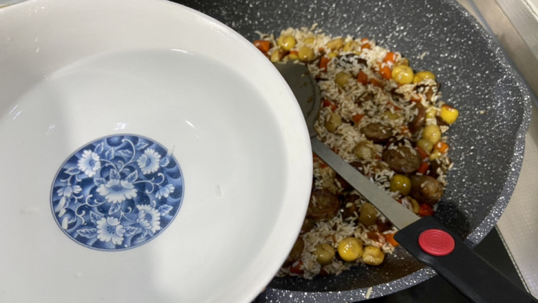香菇板栗焖饭➕香菇板栗香肠焖饭,加入泡香菇的水,如果不够可以补充一些清水,水要没过米一公分,如果是电饭锅,可以与米持平