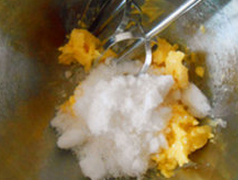 蓝莓蛋糕,黄油软化,加入糖,打发
