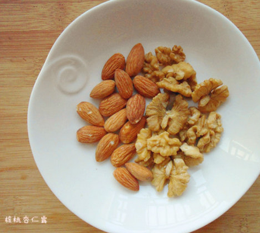 杏仁核桃露,准备适量大杏仁、核桃。我也没称重，就随便抓了一点