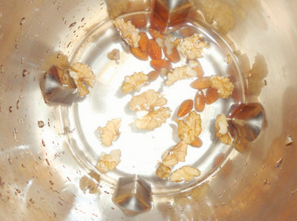 杏仁核桃露,杏仁核桃放入豆浆机，加入至水位线，盖好，选择米糊键，开煮，煮好就ok啦