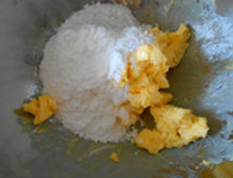 杏仁酥饼 ,黄油室温软化,加糖粉,打至顺滑