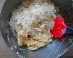 杏仁酥饼 ,加入杏仁片,拌匀成面团