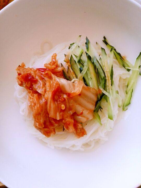 自制辣白菜冷面,加入切好的<a style='color:red;display:inline-block;' href='/shicai/ 54'>黄瓜</a>丝，<a style='color:red;display:inline-block;' href='/shicai/ 2863'>辣白菜</a>。