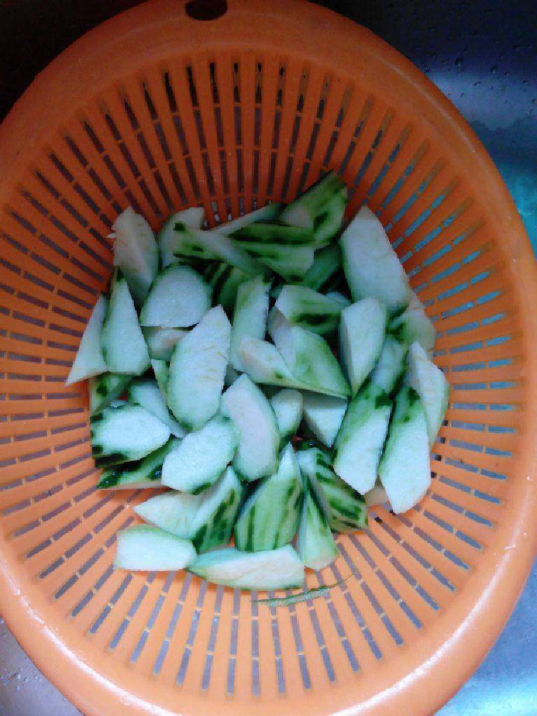 丝瓜炒蛋,<a style='color:red;display:inline-block;' href='/shicai/ 57'>丝瓜</a>去皮，切块