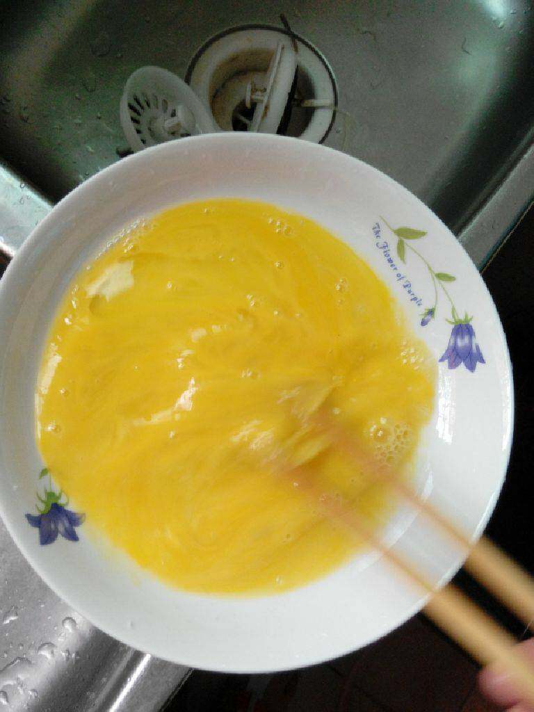 丝瓜炒蛋,准备好<a style='color:red;display:inline-block;' href='/shicai/ 9'>鸡蛋</a>，将<a style='color:red;display:inline-block;' href='/shicai/ 9'>鸡蛋</a>打花，加点盐