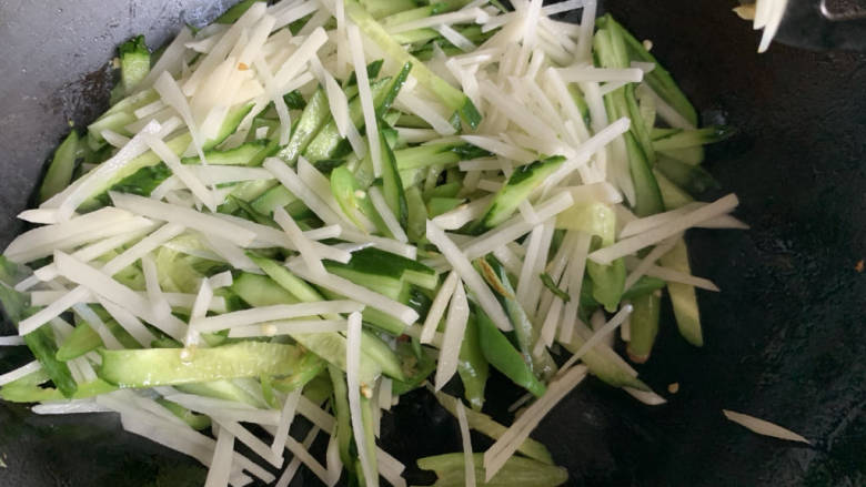 黄瓜炒土豆丝,倒入黄瓜土豆丝一起翻炒