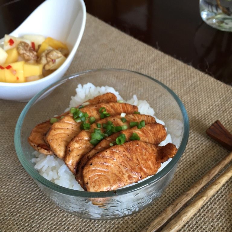香煎三文鱼饭,出锅码放在<a style='color:red;display:inline-block;' href='/shicai/ 507'>米饭</a>上，吃的时候拌匀即可。