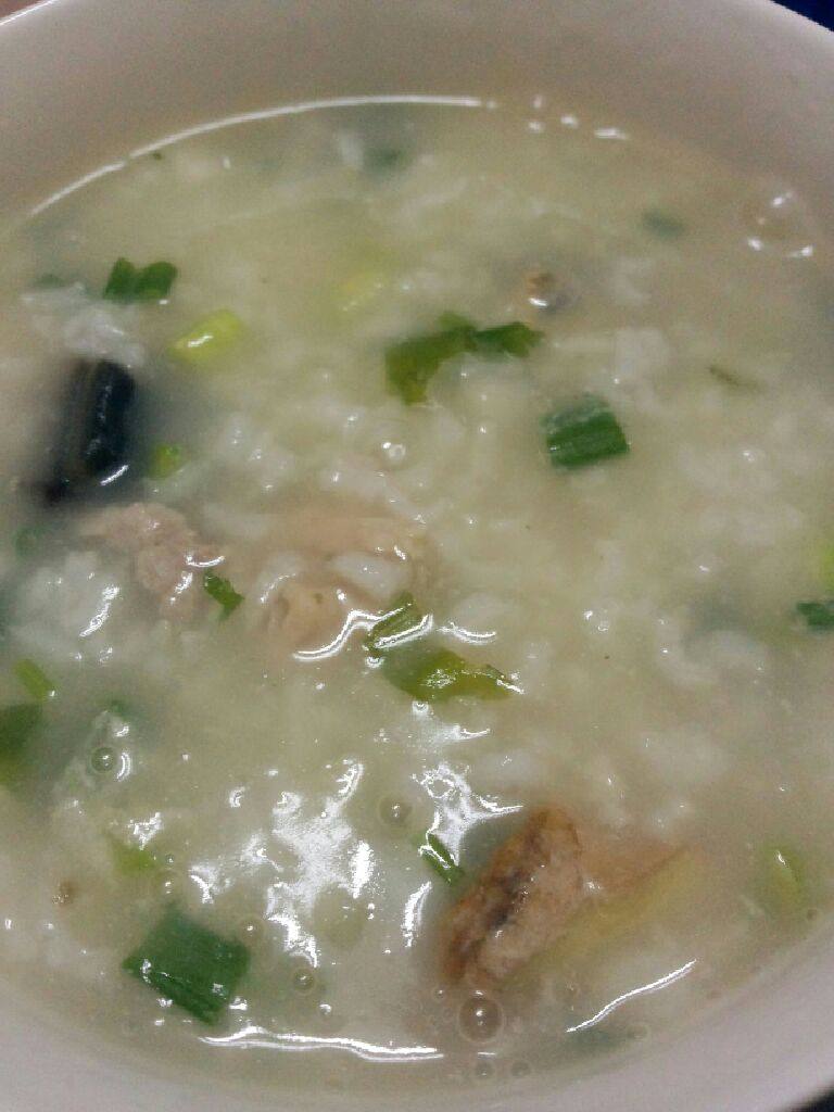 皮蛋煮瘦肉粥