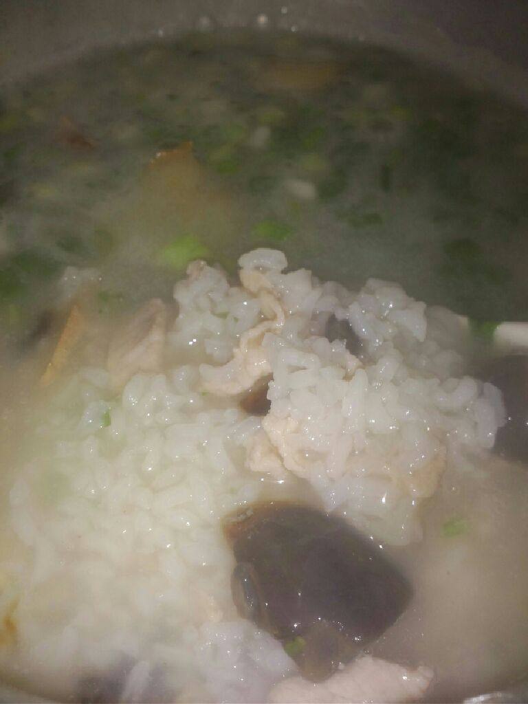 皮蛋煮瘦肉粥,大米洗好注入水开火煲开转小火煲，煲快熟时在把皮蛋猪肉一起放入煮滚加盐<a style='color:red;display:inline-block;' href='/shicai/ 721'>蚝油</a>胡椒粉在放葱和香菜煮滚