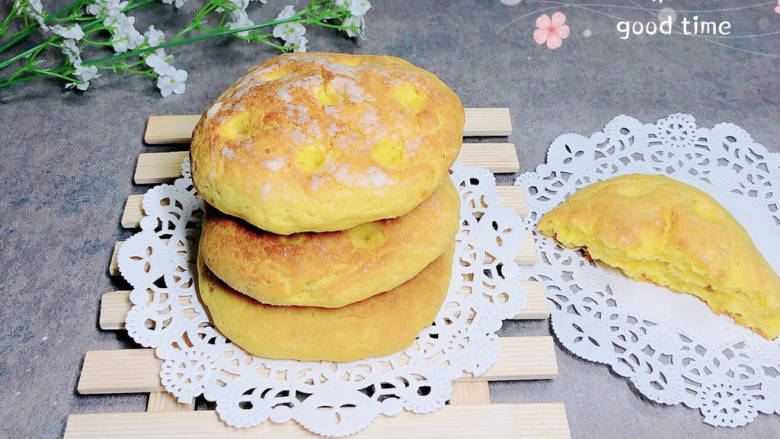 田园南瓜饼,可以切成小块享用,有一种蛋糕般的香甜,非常好吃。