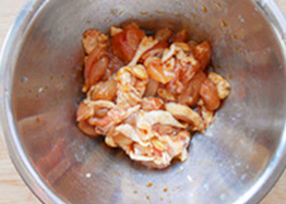 蘑菇鸡肉焗饭,鸡腿肉切好，放入<a style='color:red;display:inline-block;' href='/shicai/ 2800'>生姜</a>、<a style='color:red;display:inline-block;' href='/shicai/ 718'>料酒</a>、<a style='color:red;display:inline-block;' href='/shicai/ 788'>生抽</a>、白糖，腌制10分钟