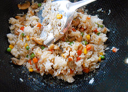 蘑菇鸡肉焗饭,锅烧热，放油加热，放入腌好的鸡肉炒，再加入蘑菇和青豆粒炒熟，加入米饭炒好